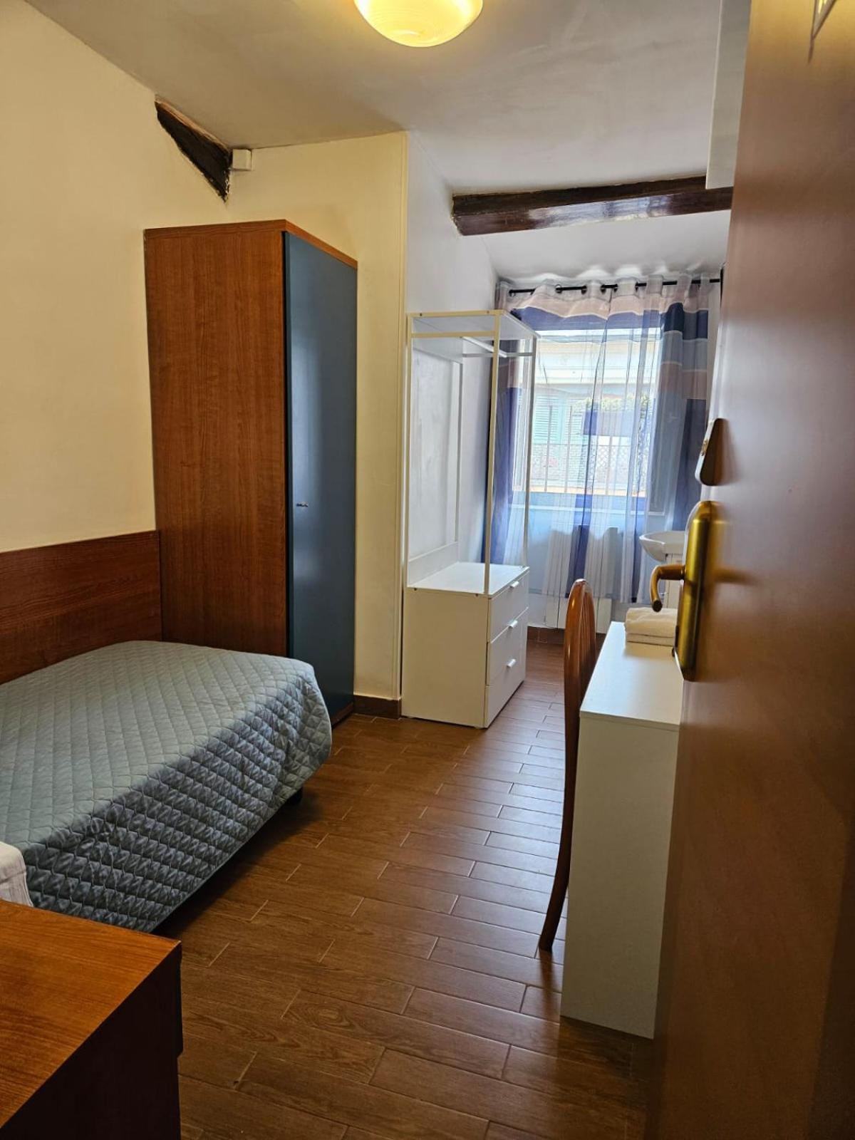 Economy Single Room Private Bathroom Shared shower