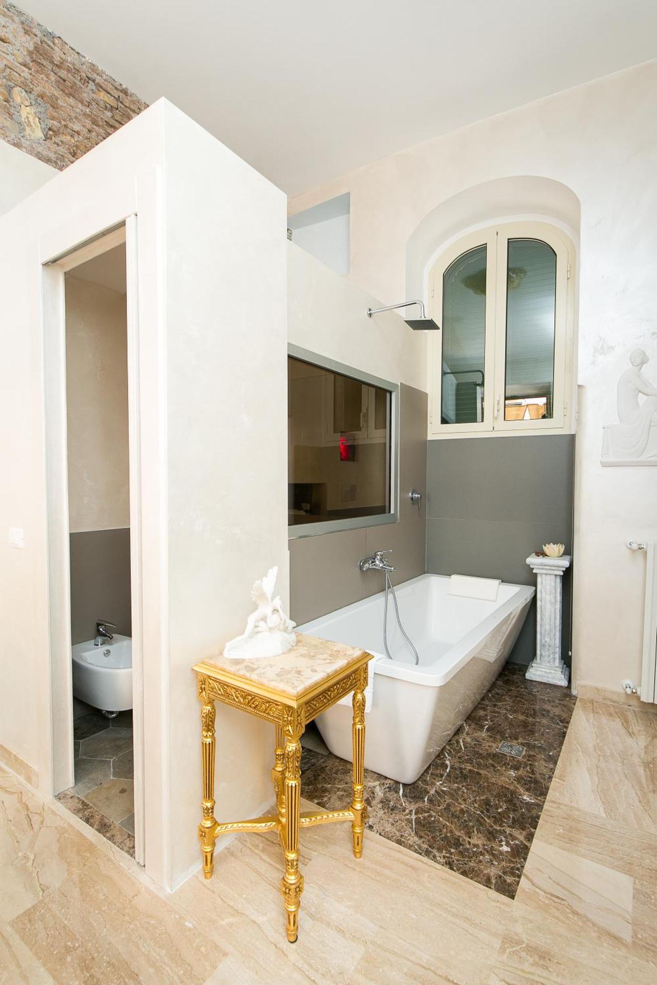 Deluxe Double Room Bath,1279528789:JPEG