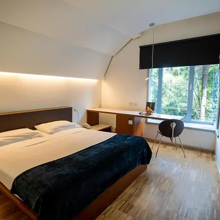 Black Hotel-2